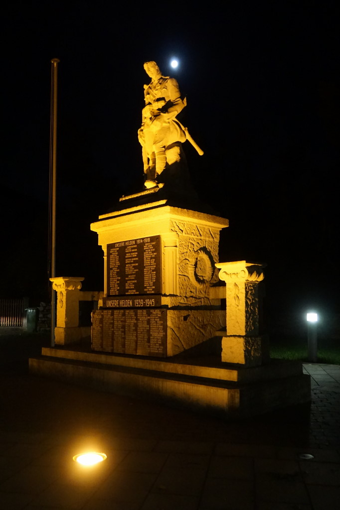 Kriegerdenkmal neu Nacht